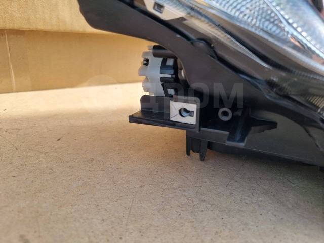 Фара правая Prius ZVW30 2ZRFXE Фара правая Prius ZVW30 2ZRFXE