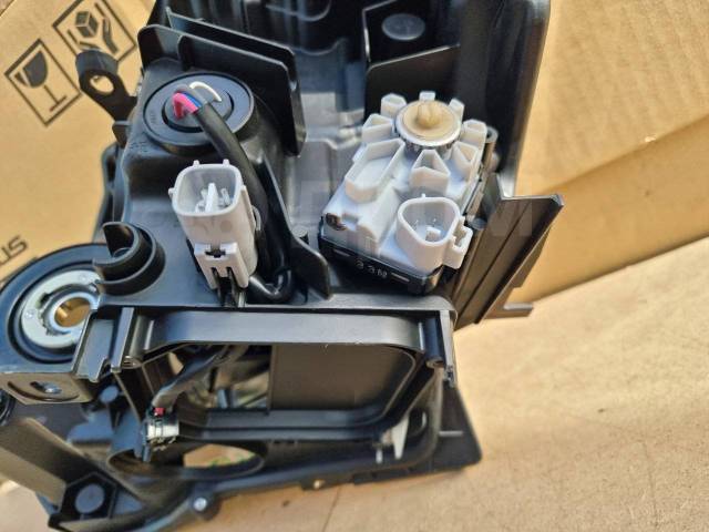 Фара правая Prius ZVW30 2ZRFXE Фара правая Prius ZVW30 2ZRFXE