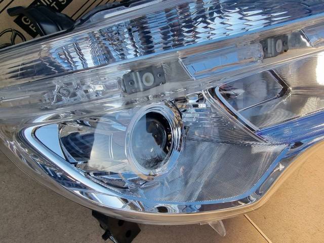 Фара правая Nissan Serena C26