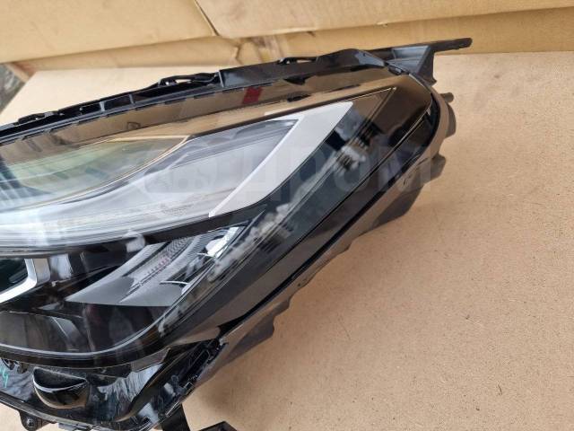 Фара левая Vezel RV3