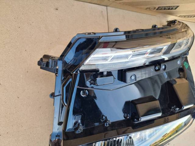 Фара левая Voxy ZWR90W Фара левая Voxy ZWR90W