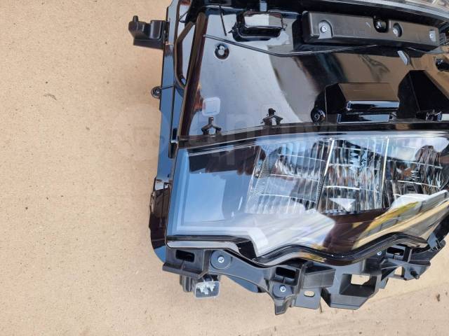 Фара левая Voxy ZWR90W Фара левая Voxy ZWR90W