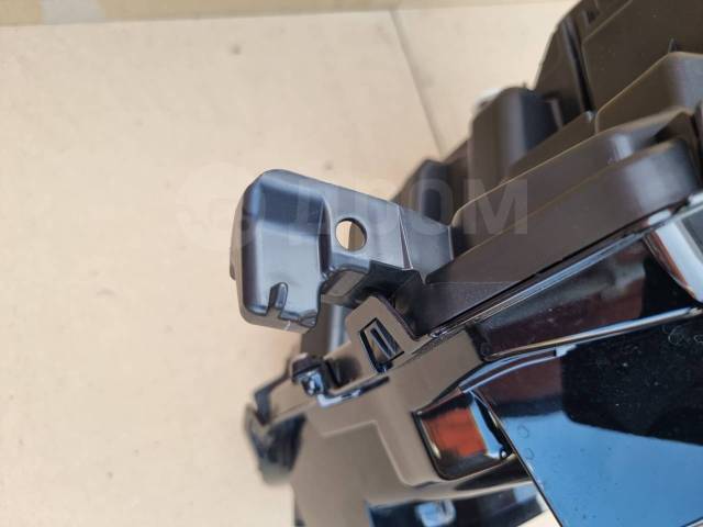 Фара левая Voxy ZWR90W Фара левая Voxy ZWR90W