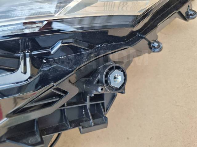 Фара левая Voxy ZWR90W Фара левая Voxy ZWR90W