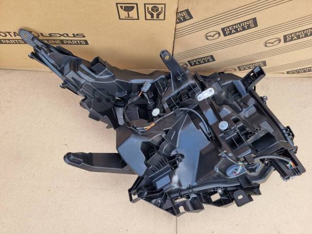 Фара левая Voxy ZWR90W Фара левая Voxy ZWR90W