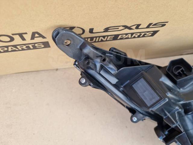 Фара левая Voxy ZWR90W Фара левая Voxy ZWR90W