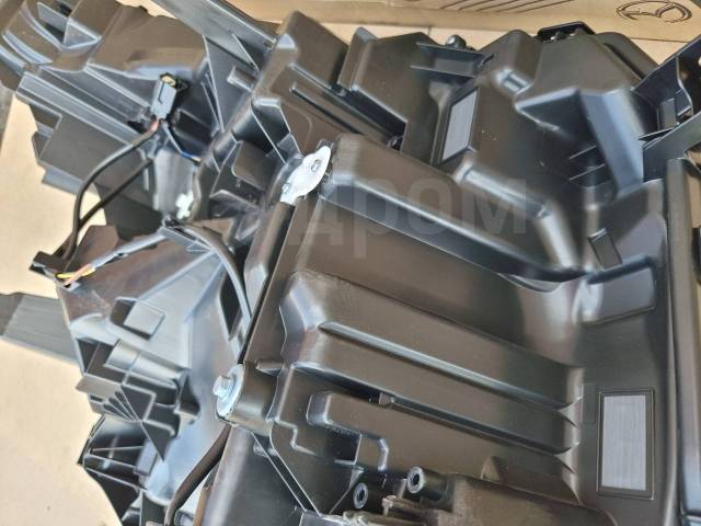 Фара левая Voxy ZWR90W Фара левая Voxy ZWR90W