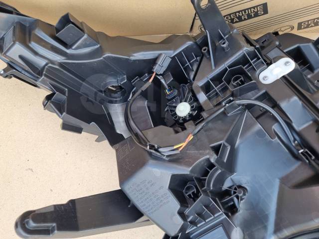 Фара левая Voxy ZWR90W Фара левая Voxy ZWR90W