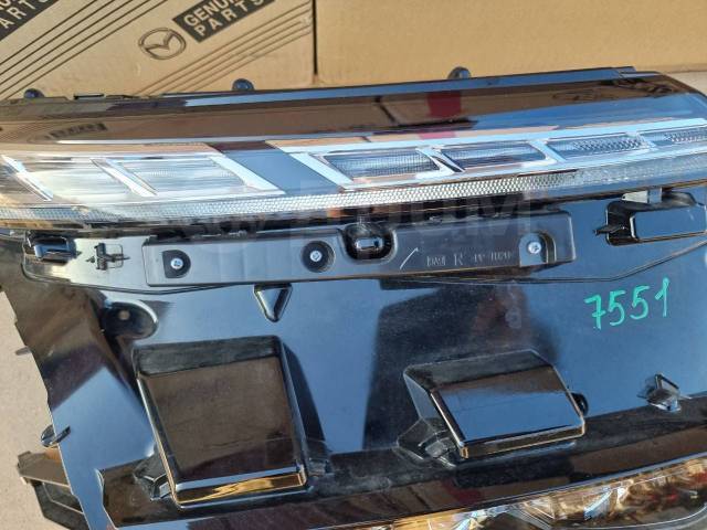 Фара передняя правая Toyota Voxy ZWR90W