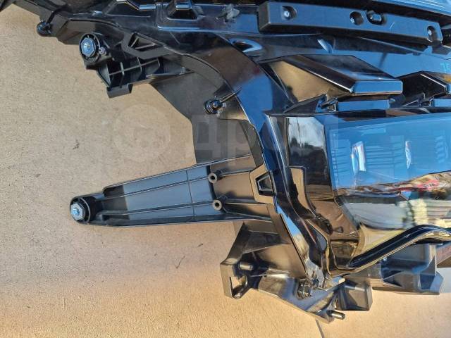 Фара передняя правая Voxy ZWR90W