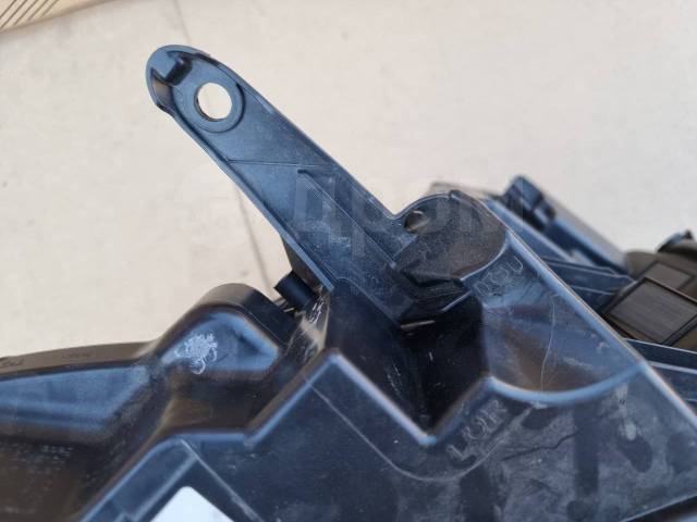 Фара передняя правая Voxy ZWR90W