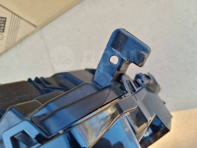 Фара передняя правая Voxy ZWR90W