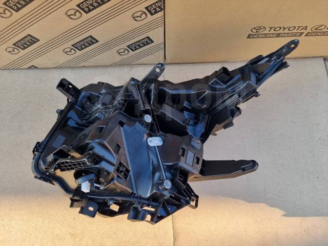 Фара передняя правая Voxy ZWR90W