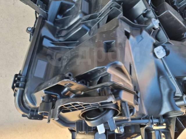 Фара передняя правая Voxy ZWR90W