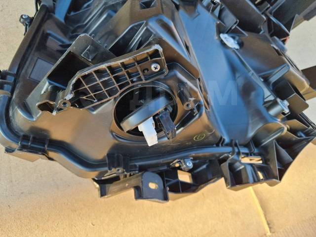 Фара передняя правая Voxy ZWR90W