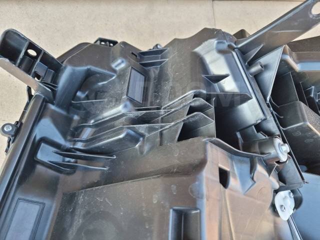 Фара передняя правая Voxy ZWR90W