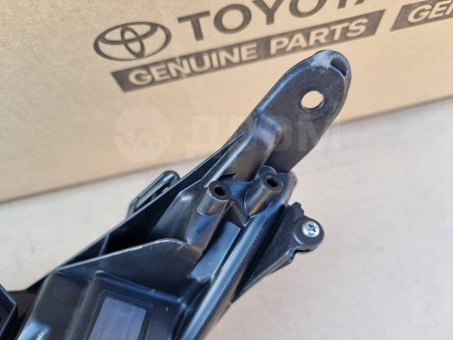 Фара передняя правая Voxy ZWR90W