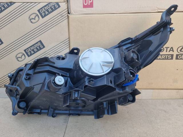 Фара передняя правая NX200 2014-2017 ZGZ10