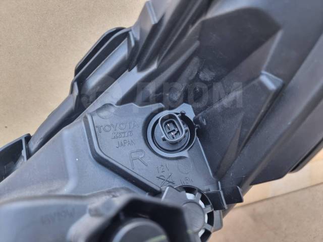 Фара передняя правая NX200 2014-2017 ZGZ10