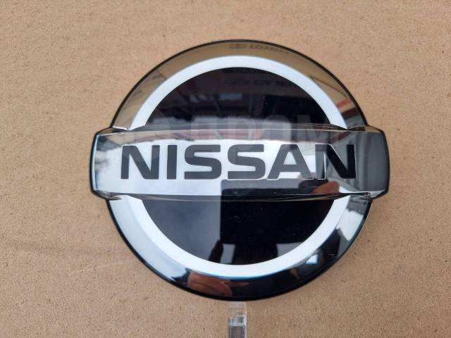 Эмблема Nissan Serena C27