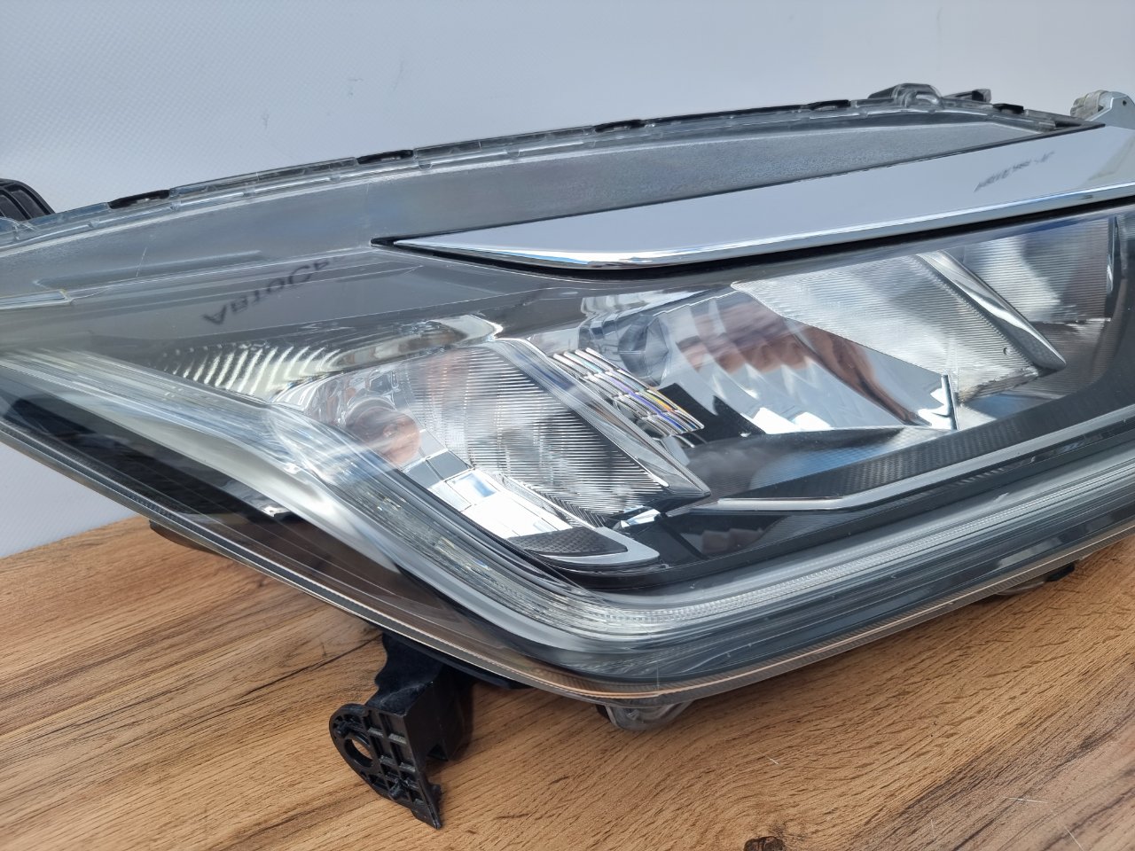 Фара галогеновая передняя правая Honda Grace ( GM )