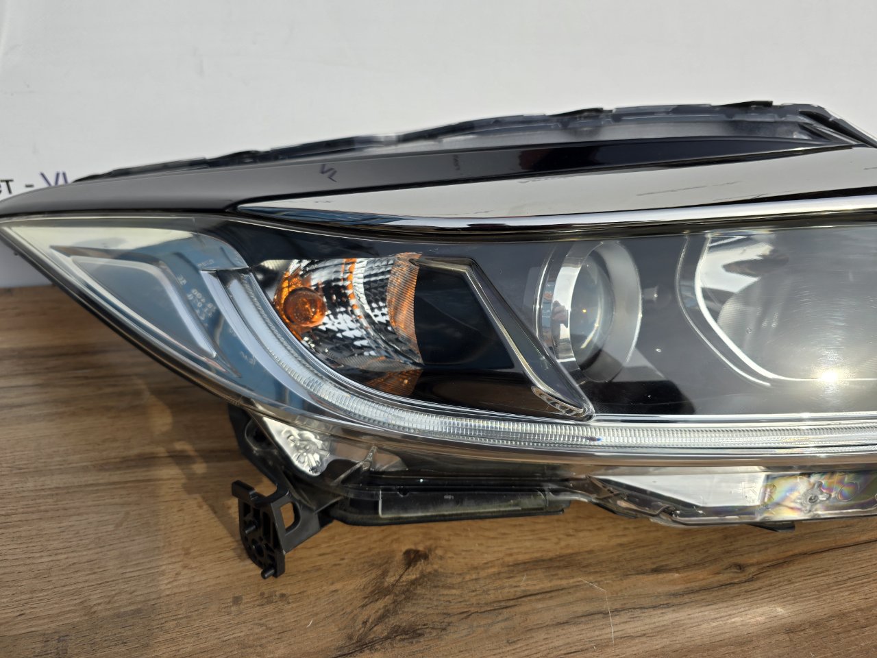 Фара галогеновая передняя правая Honda Vezel ( RU )