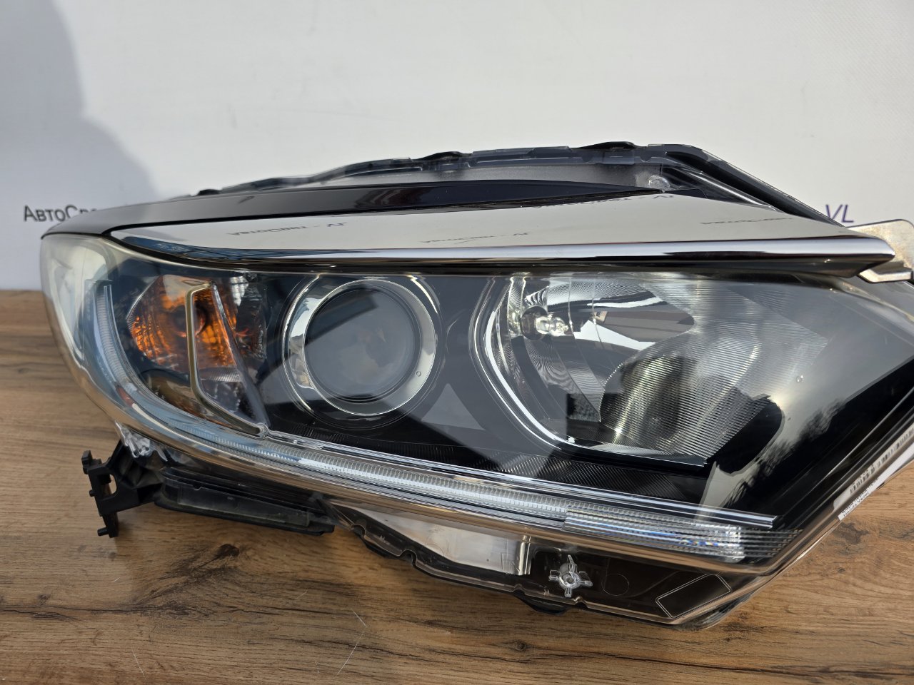 Фара галогеновая передняя правая Vezel 2018-2021 ( RU )