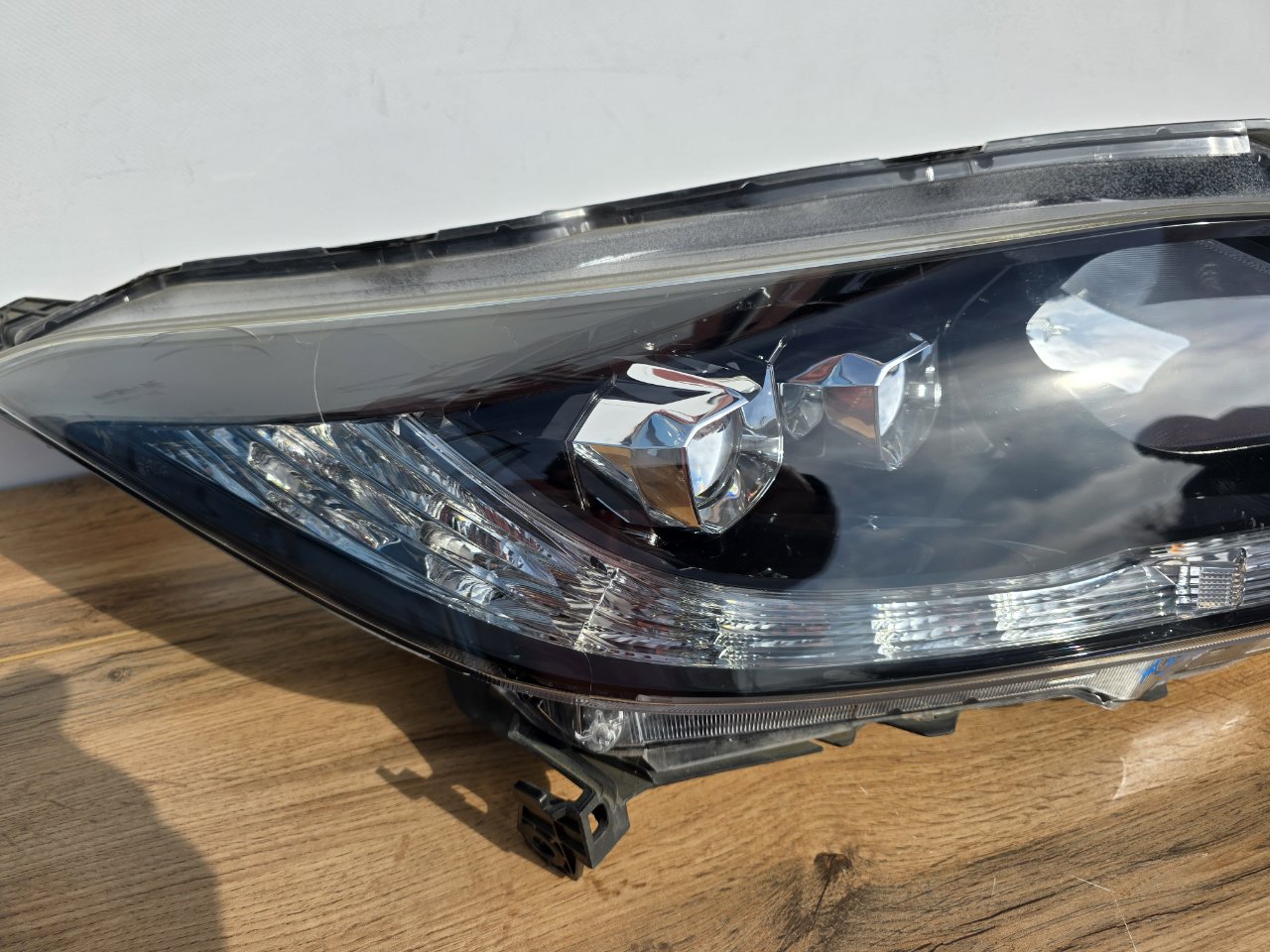 Фара светодиодная передняя правая Honda Vezel ( RU )