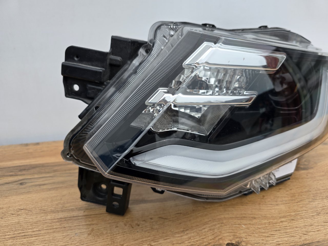 Фара светодиодная передняя левая Mitsubishi Delica D:2