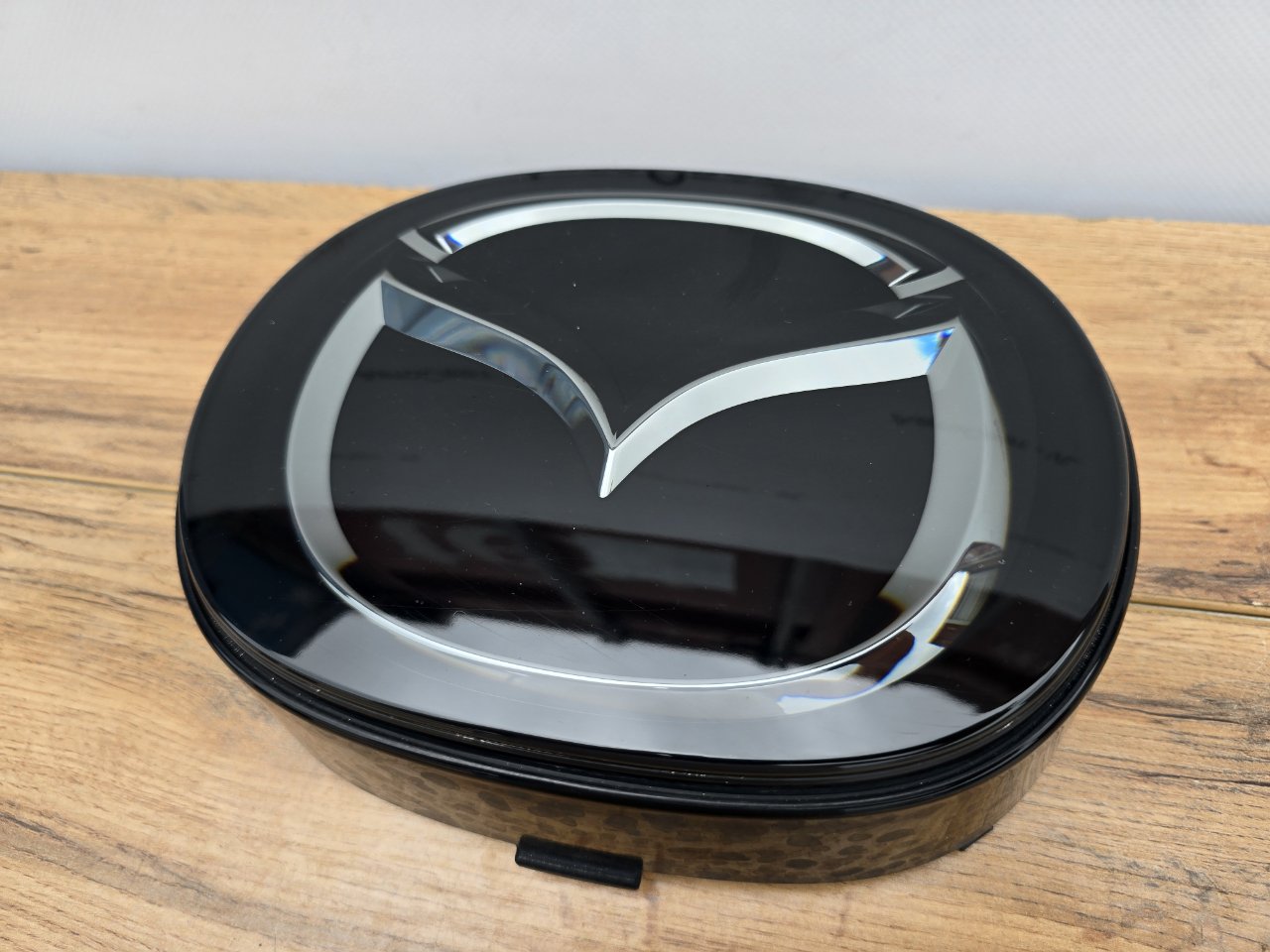 Эмблема передняя Mazda CX-5 2017-2022 ( KF / KG  ) TK79-51730 контрактная