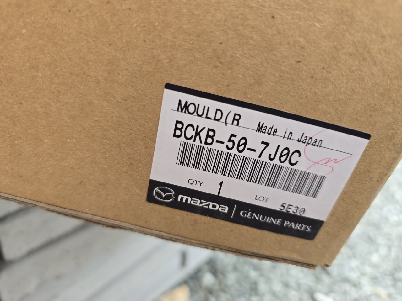 Молдинг решетки радиатора передний Mazda3 2018-2022 ( BP )