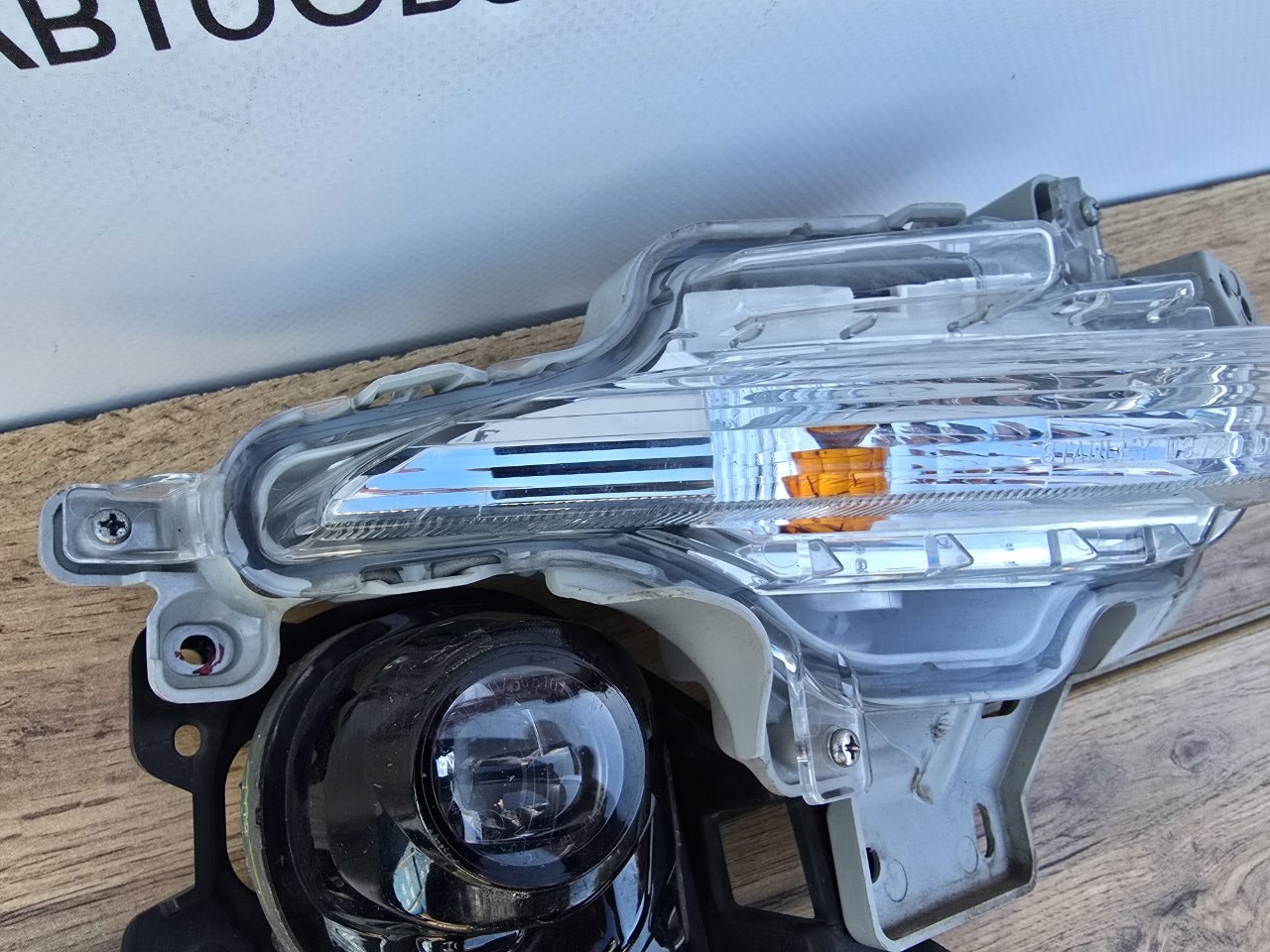 Поворотник в бампер передний правый Mazda Axela ( BM )