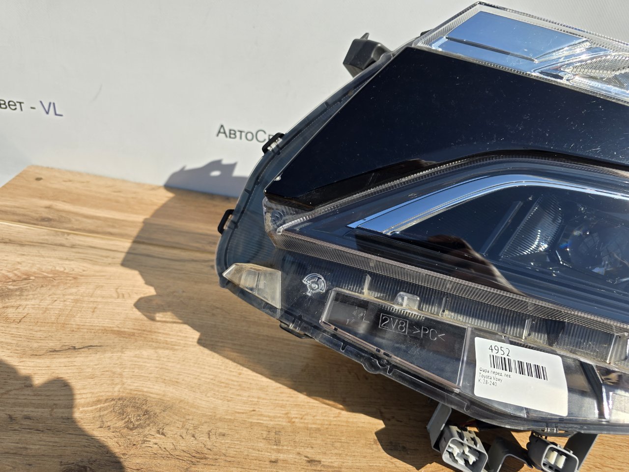 Фара светодиодная передняя левая Voxy 2017-2021 ( R80 ) Фара светодиодная передняя левая Voxy 2017-2021 ( R80 )