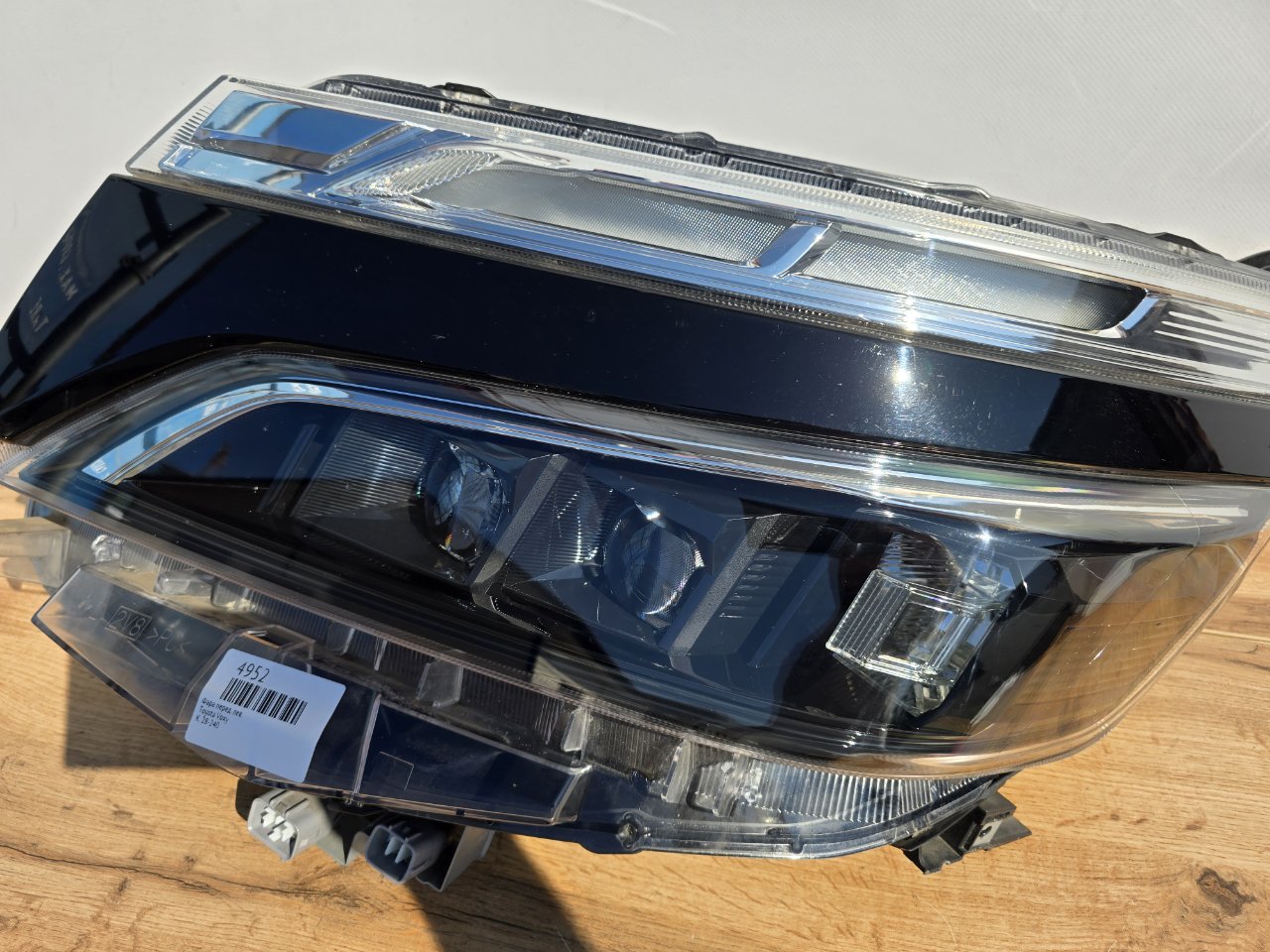 Фара светодиодная передняя левая Voxy 2017-2021 ( R80 ) Фара светодиодная передняя левая Voxy 2017-2021 ( R80 )