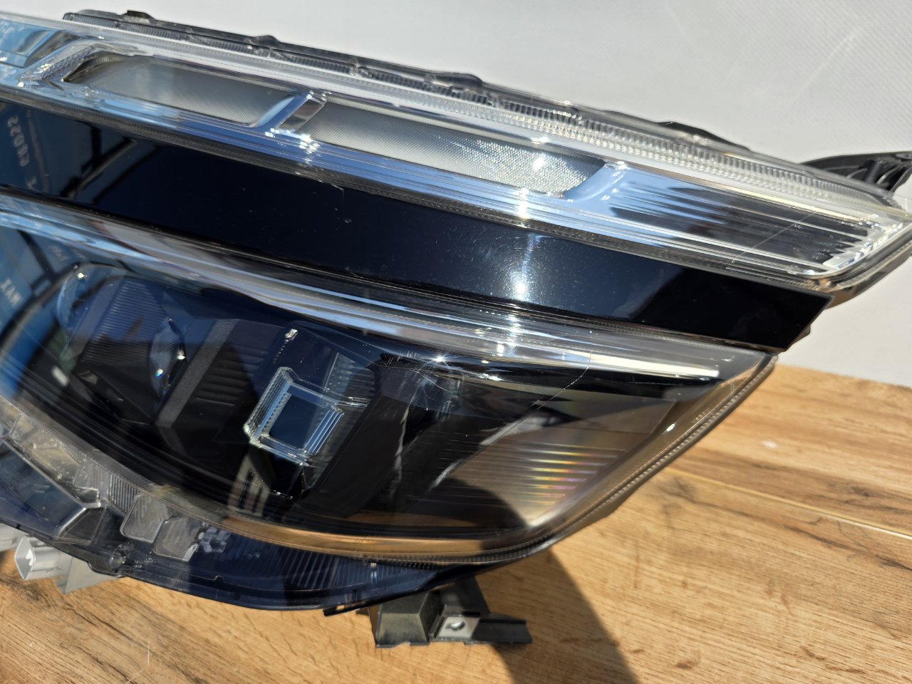 Фара светодиодная передняя левая Voxy 2017-2021 ( R80 ) Фара светодиодная передняя левая Voxy 2017-2021 ( R80 )