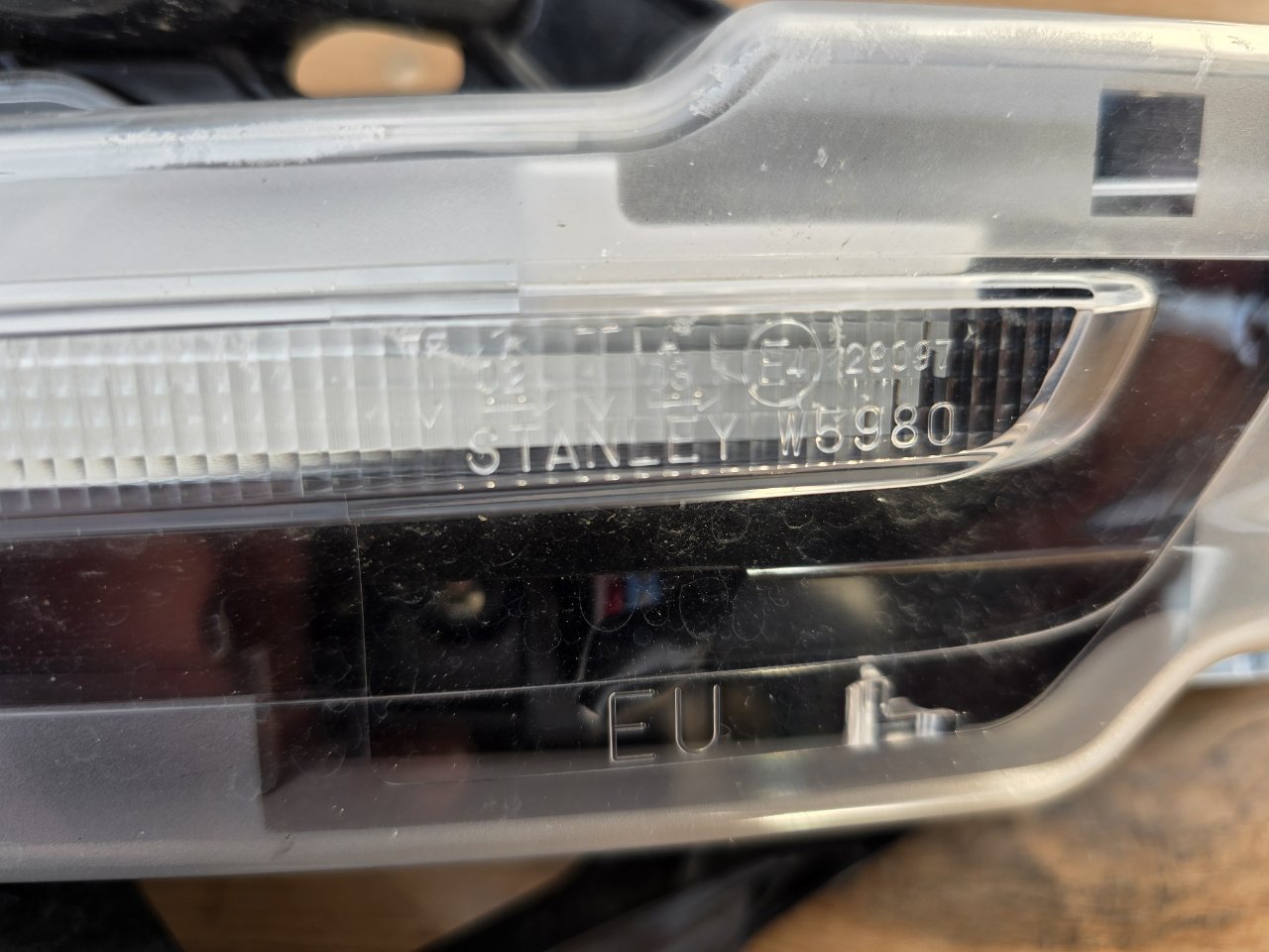 Поворотник в бампер передний левый Mazda2 2019-2023 ( DJ )