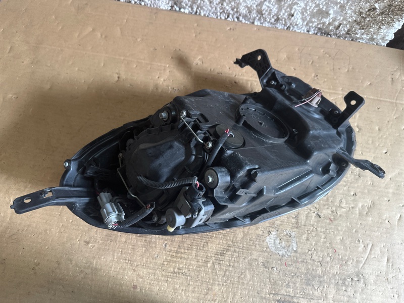 Фара правая Nissan March AK12 CR12 Фара правая Nissan March AK12 CR12