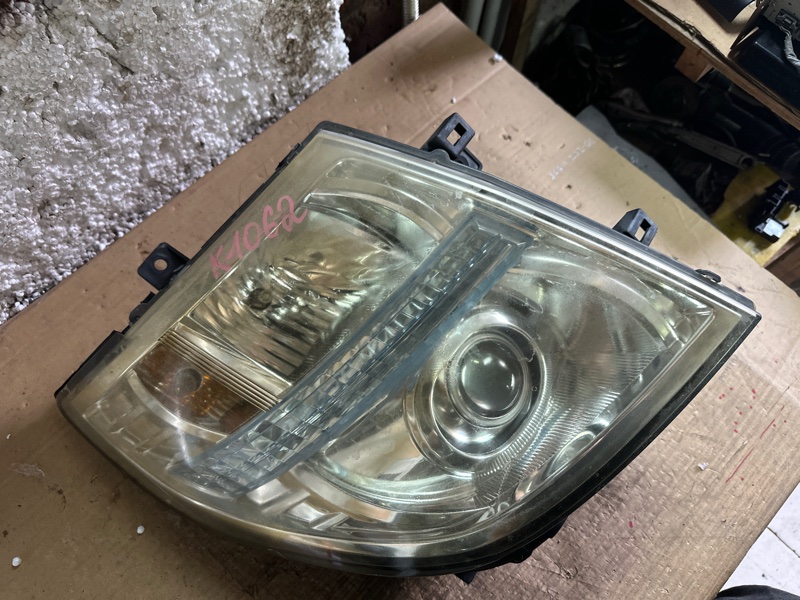 Запчасть фара правая Nissan ELGRAND NE51 VQ35 100-24852 контрактная Фара правая Nissan ELGRAND NE51 VQ35 100-24852 контрактная