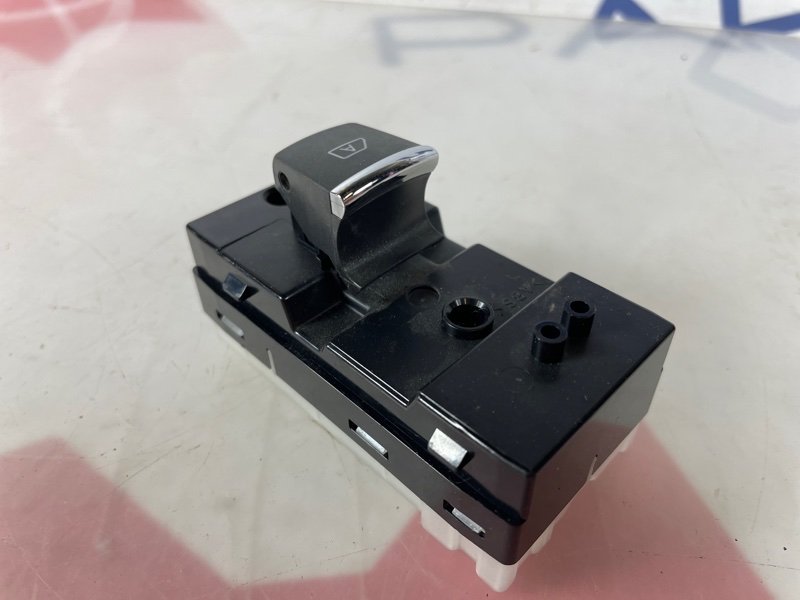 Кнопка стеклоподъемника задняя левая Q50 2015 ZV37