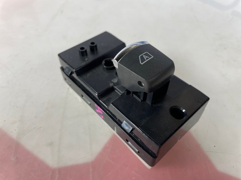 Кнопка стеклоподъемника задняя левая Q50 2015 ZV37