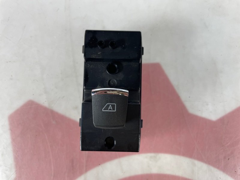 Кнопка стеклоподъемника задняя левая Q50 2015 ZV37