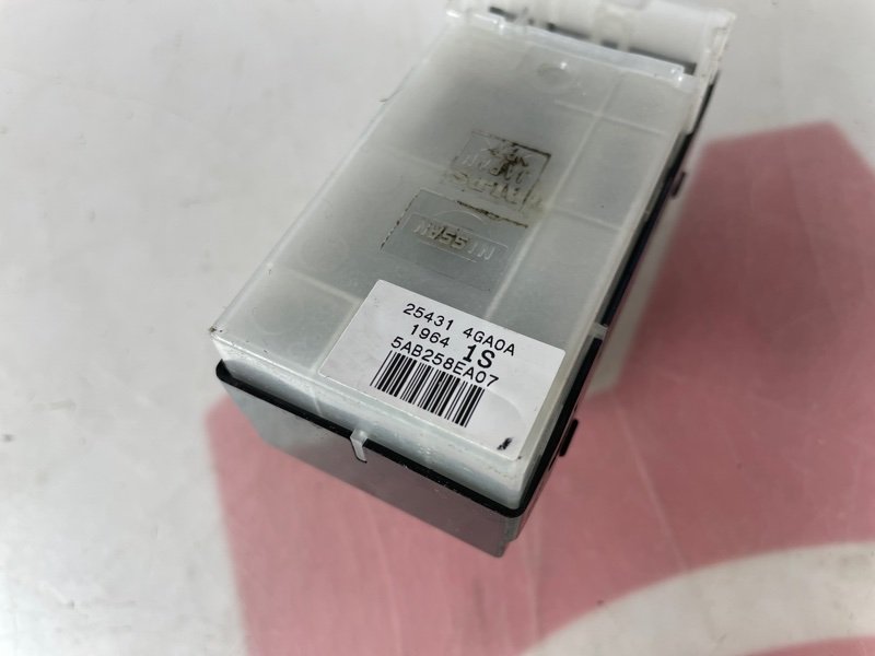 Кнопка стеклоподъемника задняя левая Q50 2015 ZV37