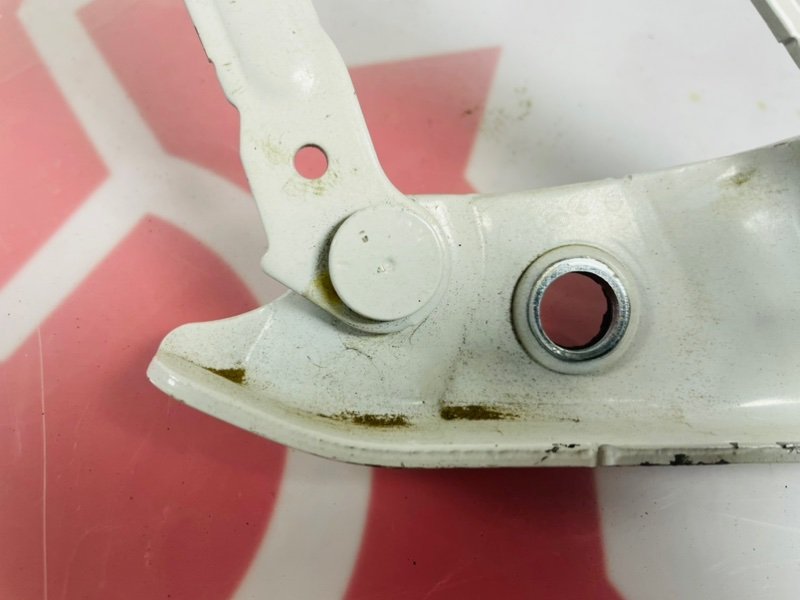 Петля крышки багажника правая Infiniti Q50 ZV37 Петля крышки багажника правая Infiniti Q50 ZV37