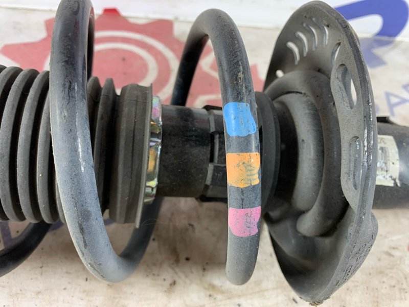 Амортизатор передний Golf 2012 MK6 1.4