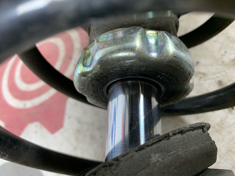 Амортизатор передний Passat 2012 B7 1.4