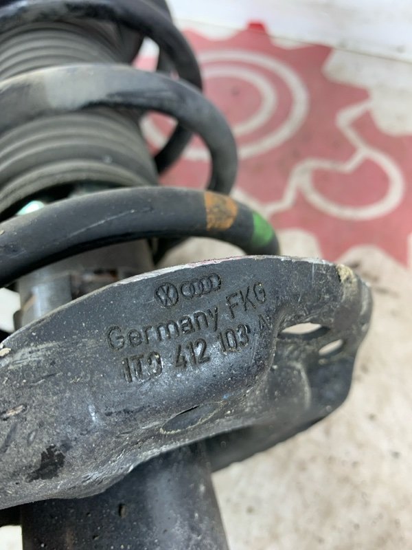 Амортизатор передний Passat 2012 B7 1.4