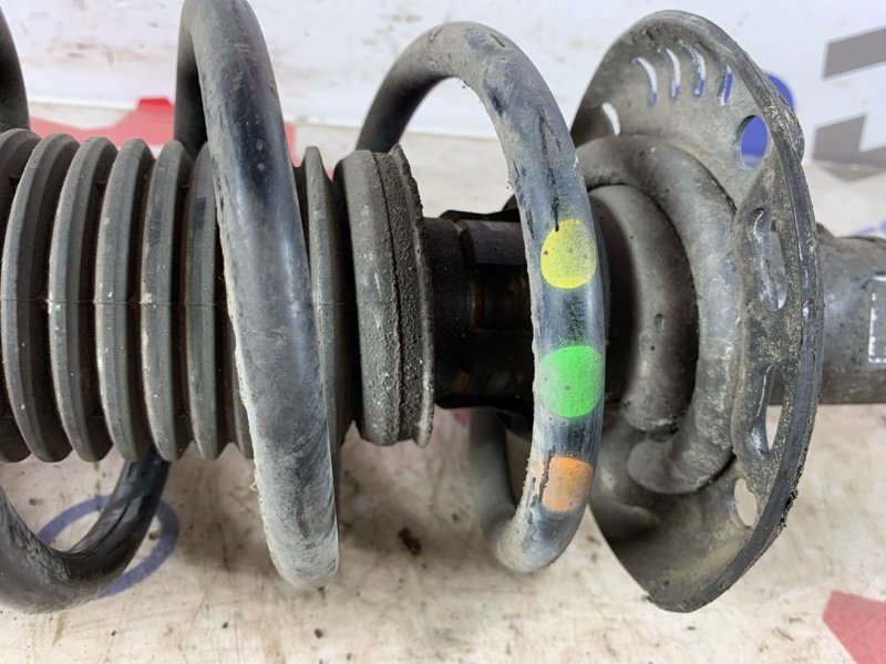 Амортизатор передний Passat 2012 B7 1.4