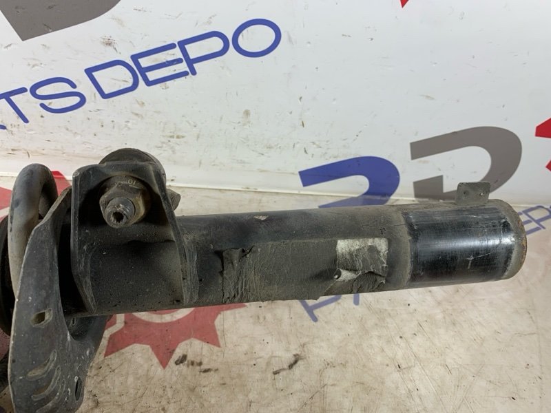 Амортизатор передний Passat 2012 B7 1.4