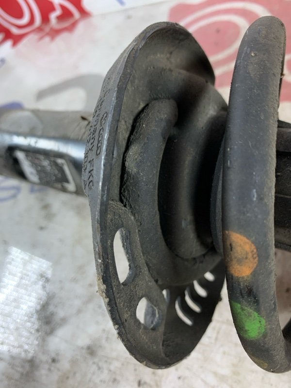 Амортизатор передний Passat 2013 B7 1.4