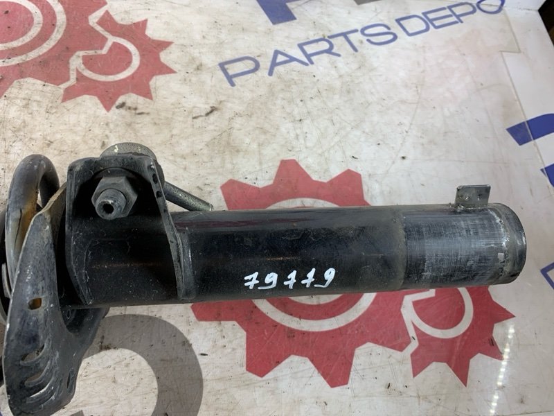 Амортизатор передний Passat 2013 B7 1.4